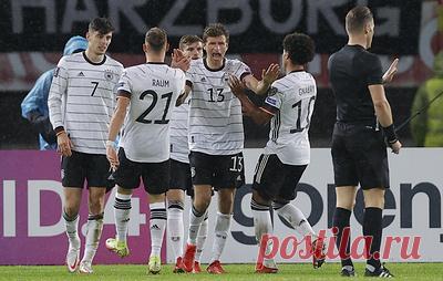 Сборная Германии по футболу досрочно вышла на чемпионат мира 2022 года. Немцы со счетом 4:0 обыграли команду Северной Македонии Матч прошёл на стадионе «Рамон Санчес Писхуан» в Севилье. В первом тайме «бундесманшафт» забила два гола, а после перерыва сделала счет 4:0 в свою пользу. Забитыми мячами отметились игроки дортмундской «Боруссии» Роберт Левандовски, Пьер-Эмерик Обамеянг (на 30-й минуте), а также Тимо Вернер (на 51-й минуте). Этот матч стал для сборной Германии юбилейным – 50-м участие…