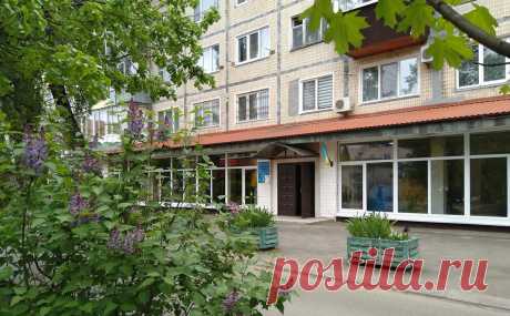 В Киеве переименовали улицу Булгакова и библиотеку Блока. В Киеве переименовали несколько улиц, скверов и учреждений. Улица Булгакова получила имя актера Вахтанга Кикабидзе, библиотека Блока — режиссера Гната Юры, а один из скверов был назван в честь 4-го премьера Израиля Голды Меир