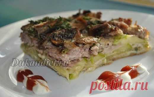 Кабачковый пирог с мясом и грибами | Диета Дюкана

Кабачки - 2 шт.,
мясной фарш (куриный/говяжий) - 200-300 г,
шампиньоны - 5-6 шт.,
яйца - 3 шт.,
йогурт - 3 ст. л.,
укроп - по вкусу.