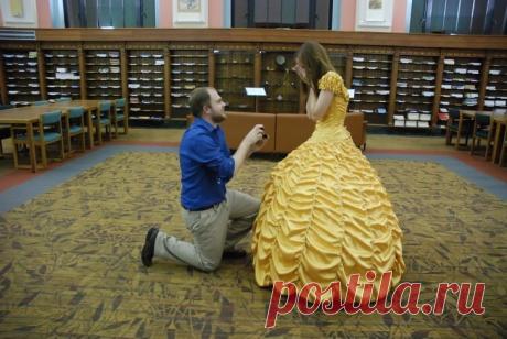 Чтобы сделать предложение, парень воссоздал платье Белль из «Красавицы и Чудовища» | Чёрт побери Мужчины придумали довольно много впечатляющих способов задать величайший вопрос в своей жизни. Особенно, когда их девушки являются большими фанатами каких-то фильмов или книг. Но Джоэл Линч из США, кажется, запросто переплюнул их всех.  Его «лучший друг и подельник» Кара Жимански росла в абсолютной одержимости классическим мультфильмом студии Дисней «Красавица и Чудовище». Поэт...