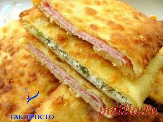 Сырные лепешки на кефире: 15 минут — и вкуснейшее блюдо готово!
Сырные лепешки на кефире — это невероятно вкусное блюдо, которое готовится очень быстро. Если ты не хочешь провести все праздники за готовкой у плиты, тебя выручит этот рецепт. Для их приготовления нужно немного продуктов, которые наверняка есть у тебя дома.
Процесс приготовления сырных лепешек не займет более 15 минут. Они получаются сытными и румяными. Твои близкие уплетут их за обе щеки и попросят еще добавки. Попробуй приготовит