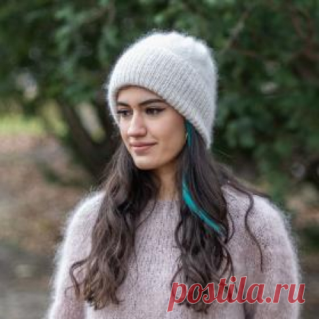 Шапка Холли Простая женская шапка с отворотом, связана в две нити - мериноса и мохера на шелке. Вязание шапки выполняется по кругу...