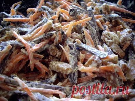 Салат "Корсар"

Представляю на ваш суд рецептик салата.
Если честно когда мне сказали ингридиенты, я поморщила нос. Но когда сделала, поняла , что этот салат теперь зянял свое место на нашем столе.
Итак, ингридиенты:

Печень (кому какая нравиться говяжья или свиная)
Морковь по корейски
Сухарики со вкусом сыра (обязательно длинные и из темного хлеба)
Майонез
По желанию можно добавить чесночка
Количество продуктов не пишу, т.к. салат делается по принципу - всех ингридиентов ...