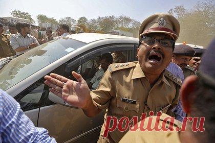 Чиновник съел полученные в качестве взятки деньги и попал на видео. В Индии сельский чиновник съел пять тысяч рупий (5,5 тысячи рублей), полученные в качестве взятки, на глазах у пришедших арестовать его полицейских. Попавший на видео инцидент произошел в деревне Бархеда, штат Мадхья-Прадеш, в понедельник, 24 июля. На чиновника Гаджендру Сингха написал жалобу местный житель.