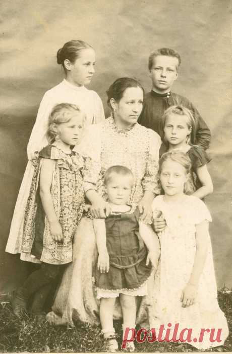 Мария Александровна Пушкина, дочь старшего сына А. С. Пушкина, в 1881 году вышла замуж за племянника Н. В. Гоголя Николая Владимировича. Жили преимущественно в родовом имении Гоголей — селе Васильевке и в Полтаве
Россия, Полтавская губ., Миргородский уезд, с. Васильевка. 1901.
Фотобумага, фотопечать ч/б. 16,8х11; паспарту: 21,5х12,5.