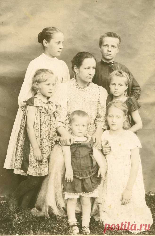 Мария Александровна Пушкина, дочь старшего сына А. С. Пушкина, в 1881 году вышла замуж за племянника Н. В. Гоголя Николая Владимировича. Жили преимущественно в родовом имении Гоголей — селе Васильевке и в Полтаве
Россия, Полтавская губ., Миргородский уезд, с. Васильевка. 1901.
Фотобумага, фотопечать ч/б. 16,8х11; паспарту: 21,5х12,5.
