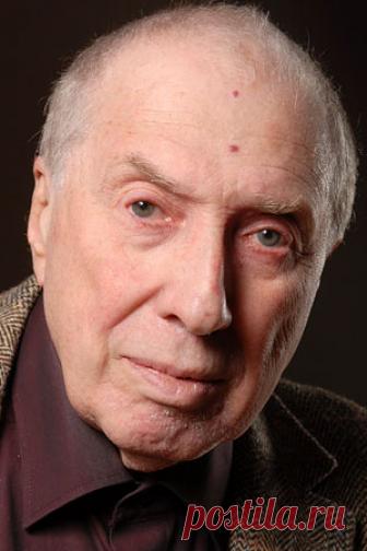 Сергей Юрский — биография, фильмография, фотографии актёра, режиссёра, сценариста. 16 марта 1935 г.- 8 февраля 2019 г. Народный артист РСФСР (1987г.). Родился в Ленинграде (ныне - г. Санкт-Петербург). С 1952 по 1955гг. - студент юридического факультета Ленинградского университета им. А.А. Жданова. В 1959г. окончил ЛТИ им. А. Островского (курс Л. Макарьева). С 1957 по 1977гг. - актер БДТ им. М. Горького (г. Ленинград). С 1978 по 2019гг. - актер и режиссер театра им. Моссовета (г. Москва).