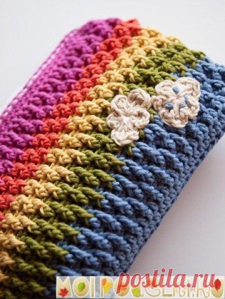 Модная вязаная косметичка крючком