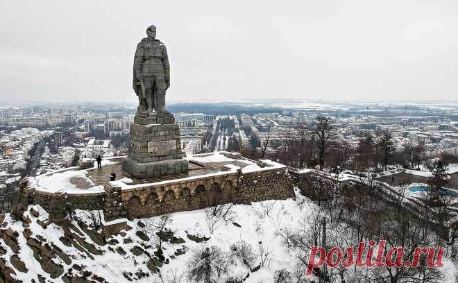 Болгарские депутаты предложили перенести памятник «Алеша». Муниципальный совет Пловдива 17 января рассмотрит вопрос о переносе памятника советскому солдату «Алеша» в Музей социалистического искусства. Местные депутаты сочли его «неправильно отражающим историческую реальность»