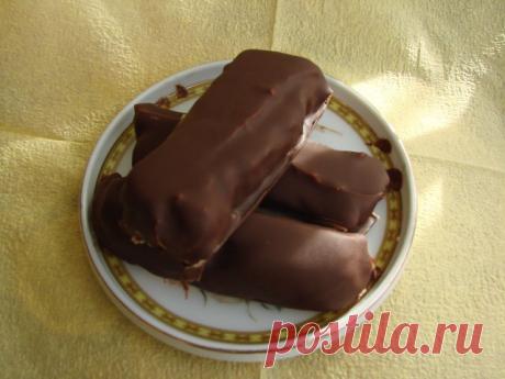 Творожные сыркиИнгредиенты:Из 1 пачки творога получается 4 больших сырка
-200 гр творога
-2 ст.л. сахарной пудры (без горки)
-30 гр сливочного масла
-80 гр шоколада
-1 пакетик ванилина или ванильного сахара

Начинка: карамель, джем, кокосовая стружка - на ваше усмотрение

Шоколад растапливаем на водяной бане. Силиконовой кисточкой смазываем формочки (у меня силиконовые) тонким слоем шоколада. Убираем формочки в морозилку на 3-4 минуты. (Я убирала на 10 минут). Если есть не...