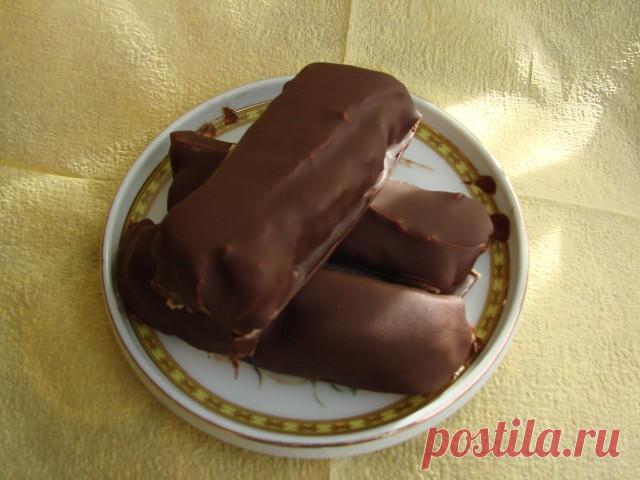 Творожные сыркиИнгредиенты:Из 1 пачки творога получается 4 больших сырка
-200 гр творога
-2 ст.л. сахарной пудры (без горки)
-30 гр сливочного масла
-80 гр шоколада
-1 пакетик ванилина или ванильного сахара

Начинка: карамель, джем, кокосовая стружка - на ваше усмотрение

Шоколад растапливаем на водяной бане. Силиконовой кисточкой смазываем формочки (у меня силиконовые) тонким слоем шоколада. Убираем формочки в морозилку на 3-4 минуты. (Я убирала на 10 минут). Если есть не...