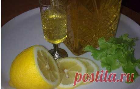 #Кулинария

 Ликер дачный содержит огромное количество различных витаминов. 
Его прекрасный вкус и изумительный цвет удовлетворит любого гурмана.

Для приготовления ликера нам потребуется:

- десять штук листьев вишни
- десять штук листьев земляники 
- десять штук листьев малины
- десять штук листьев черноплодной рябины
- десять штук листьев черной смородины
- 0,7 литра водки
- 1,5 литра воды
- 0,5 килограмма сахара
- один лимон

Начинаем готовить.

Собранные листья надо п...