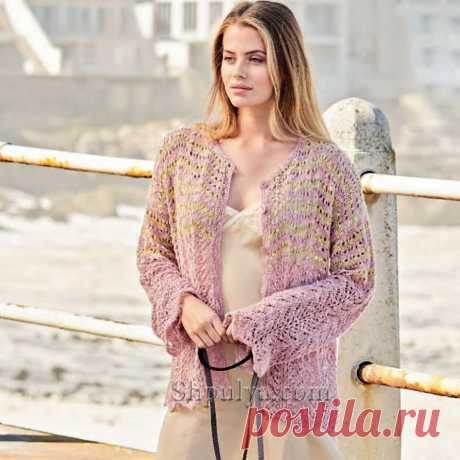 Летний кардиган свободного кроя с застежкой на пуговицы связан спицами ажурным волнистым узором из разноцветного переработанного хлопка со льном.