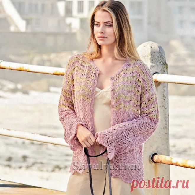 Летний кардиган свободного кроя с застежкой на пуговицы связан спицами ажурным волнистым узором из разноцветного переработанного хлопка со льном.