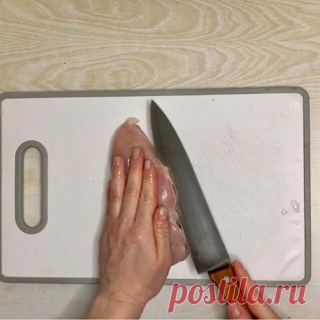 Что может быть лучше и вкуснее, чем филе с ананасом. Ужин без возни.
Ингредиенты смотрите в конце. Подписывайтесь на мой канал Gotovim Doma Филе режем на порционные куски. Из одной грудки у меня получилось 6 кусочков. Накрываем пакетиком или пленкой Немного отбиваем молоточком с двух сторон. Убираем пакетик. Добавляем 1 ч.л. соли. Перец Тщательно перемешиваем. Сыр натираем. В сыр добавляем сметану или майонез. Яйцо. Хорошо перемешиваем. На противень […]
Читай дальше на сайте. Жми подробнее ➡