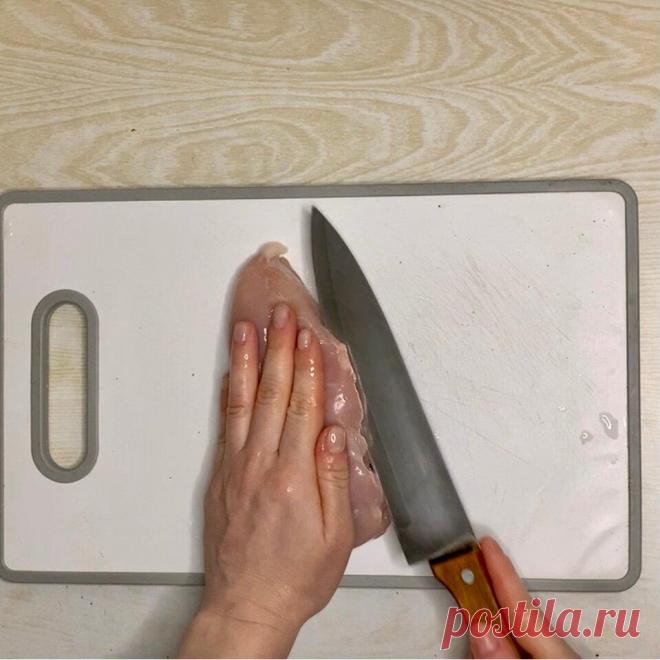 Что может быть лучше и вкуснее, чем филе с ананасом. Ужин без возни.
Ингредиенты смотрите в конце. Подписывайтесь на мой канал Gotovim Doma Филе режем на порционные куски. Из одной грудки у меня получилось 6 кусочков. Накрываем пакетиком или пленкой Немного отбиваем молоточком с двух сторон. Убираем пакетик. Добавляем 1 ч.л. соли. Перец Тщательно перемешиваем. Сыр натираем. В сыр добавляем сметану или майонез. Яйцо. Хорошо перемешиваем. На противень […]
Читай дальше на сайте. Жми подробнее ➡