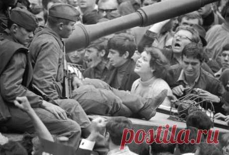 45 лет назад... Советские танки в Праге... Разговор молодой чешки с солдатами на броне танка. О чем они говорят и на каком языке? Все эти люди уже пожилые... Может, кто узнает себя. Фото из чешских архивов.