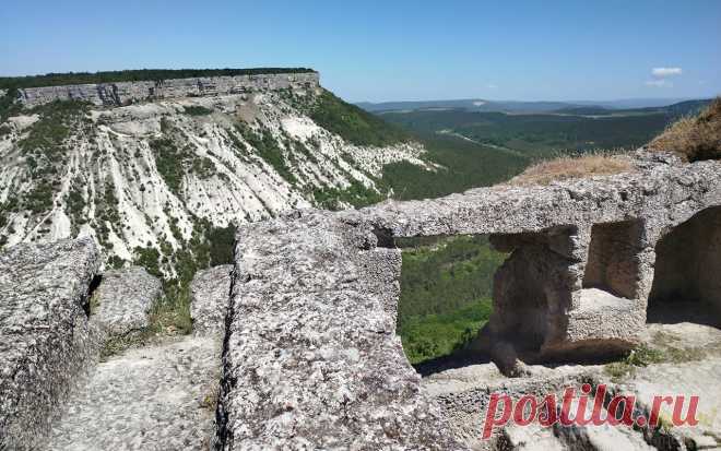 Пещерные города Крыма, самые посещаемые места |
Поход к пещерному городу — это возможность прикоснуться к истории Крыма, отправиться на тысячу лет назад и запечатлеть потрясающие горные панорамы. Вы рассмотрите живописные долины и предгорья с высоты птичьего полета, пройдете по фактурным каменным криптам, заглянете в средневековую цитадель и узнаете о быте крымских греков, армян, готов и караимов. Основные пещерные города Крыма легко доступны.
