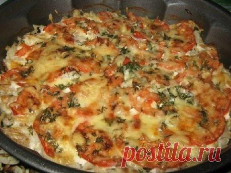 МИНТАЙ С ПОМИДОРАМИ И СЫРОМ ЗА 30 МИНУТ
ОБАЛДЕННЫЙ ДИЕТИЧЕСКИЙ РЕЦЕПТ!!!!!

ИНГРЕДИЕНТЫ:
минтай 600-700 гр.
лук 1 шт.
помидор 1 шт.
сметана 3-4 ст.л.
чеснок 3-4 зубчика
зелень
соль, перец
сыр твёрдый 50-70 гр.
РЕЦЕПТ ПРИГОТОВЛЕНИЯ:
Лук чистим, режем кольцами, выкладываем в форму для запекания.
Рыбу режем небольшими кусочками, солим, перчим. Выкладываем в форму для запекания на лук.
Посыпаем мелко порезанным чесноком, смазываем сметаной и выкладываем порезанные колечками по...