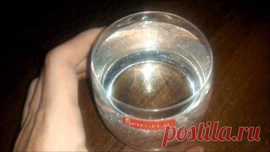 ЖЕЛАНИЯ ИСПОЛНЯЕТ ВОДА.
Прежде чем ложиться вечером спать, наполните стакан водой. Закройте глаза, поднимите их слегка вверх и отпейте полстакана. При этом мысленно говорите себе: 