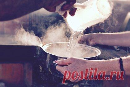 Врач предупредил об опасности распространенного действия при обморожении. Травматолог-ортопед Максим Королев рассказал россиянам, что нужно и что запрещено делать при обморожении. По его словам, замерзшие части тела опасно обливать горячей водой, из-за того что при воздействии низких температур кожа теряет чувствительность, и риск получить термический ожог возрастает в разы, объяснил врач.