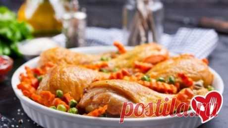 Запеченные куриные ножки с морковью 
                       
Ингредиенты:
800 г куриных ножек 
2 крупных моркови 
200 г зеленого горошка 
соль и перец по вкусу 
1 ч. л. карри 
2 ч. л. меда 
1 ч. л. горчицы 
40 г сливочного масла 
Куриные ножки в этом рецепте можно заменить бедрами или крылышками, корректируя время приготовления, а горошек для блюда ты можешь использовать как свежий, так и замороженный. 
Как приготовить запеченные куриные ножки с овощами 
Куриные ножки