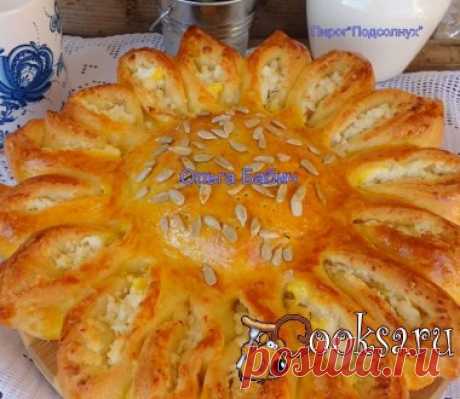 Пирог &quot;Подсолнух&quot; #пирог #кулинария #выпечка #тесто #вкусно #рецепты Простой в приготовлении,сытный пирог,на праздник и каждый день. Молоко — 100 г; Сахар — 1 ст.л.; Соль — 1/2 ч.л.; Яйцо куриное ( (1 в тесто+желток для смазывания теста) ) — 2 шт; Дрожжи (сухие) — 2 ч.л.; Масло сливочное — 50 г; Мясо (куриное отварное-перемолотое) — 200 г; Фета — 100 г; Лук (репчатый) — 1 шт; Масло растительное — 1-2 ст.л.; Специи (для курицы) ; Мука — 400-500 г;