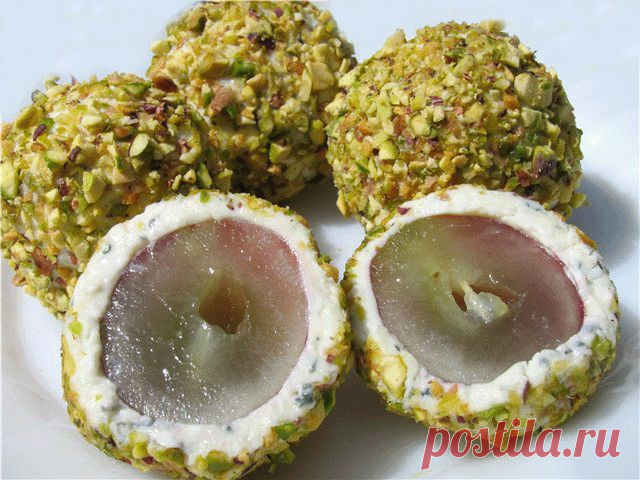Сырные шарики с виноградом и фисташками