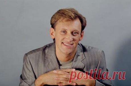 Сергей Анатольевич Дроботенко (род. 14 сентября 1969, Днепропетровск) — российский юморист.
 В трёхлетнем возрасте переехал с родителями в г. Омск. В 1986 году окончил школу № 11 в городе Омске и поступил в Омский институт инженеров железнодорожного транспорта на факультет «Автоматика и телемеханика». В 1988 году был призван в ряды Советской Армии, служил в танковых войсках в городе Бикине на должности «механик — водитель». В 1989 году, согласно приказу министра обороныД. Т. Язова, с остальными