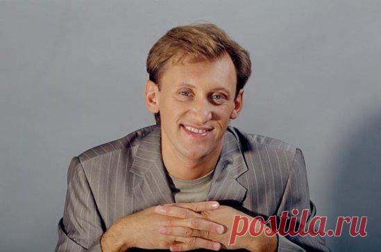 Сергей Анатольевич Дроботенко (род. 14 сентября 1969, Днепропетровск) — российский юморист.
 В трёхлетнем возрасте переехал с родителями в г. Омск. В 1986 году окончил школу № 11 в городе Омске и поступил в Омский институт инженеров железнодорожного транспорта на факультет «Автоматика и телемеханика». В 1988 году был призван в ряды Советской Армии, служил в танковых войсках в городе Бикине на должности «механик — водитель». В 1989 году, согласно приказу министра обороныД. Т. Язова, с остальными