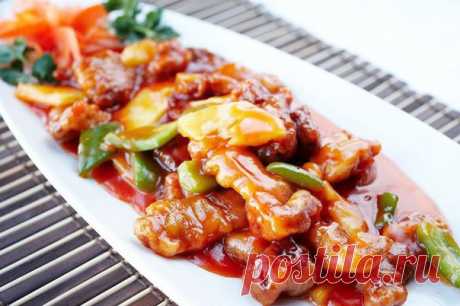 vk.com/chinafood
"КУРИЦА В КИСЛО-СЛАДКОМ СОУСЕ ПО КИТАЙСКИ"

ИНГРЕДИЕНТЫ:
куриное филе-500 гр
соевые соус- 10 столовых ложек
яблочный уксус - 8 столовых ложек
сахар-5 чайных ложек
вода-1/2 стакана
томатная паста-2 столовые ложки
перец болгарский-1 шт
консервированный ананас-1 стакан
помидоры-2 шт

ПРИГОТОВЛЕНИЕ:

1. Куриное филе нарезать тонкими полосками, сложить в миску, залить соевым соусом (примерно 6 столовых ложек) и немного поперчить.
2. Для приготовления соуса в гл...
