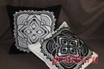 Черное и белое: чехлы на подушки с использованием вязанных крючком квадратных салфеток. Схема. / knittingideas.ru