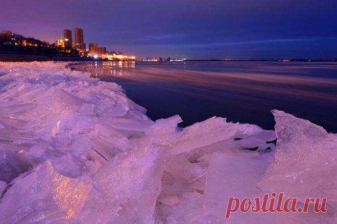 Сиреневая сказка льда.  Фото: © Константин Байдин.  Ледоход на Амуре.  Рассвет на набережной Хабаровска. Ноябрь, 2015  | Сиреневая сказка льда — National Geographic Россия