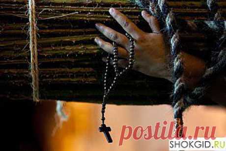 САМ СЕБЕ ПСИХОЛОГ _ Самобичевание Тайны психического подземелья - / - Таким образом, вместо воспитательного эффекта розги становились атрибутом сексуального наслаждения, воздействуя через тонкую восприимчивую кожу, многое меняя в психическом девочек, развивая садомазохистские желания. В дальнейшем, когда девочки взрослели, эти навыки никуда не исчезали, а только закреплялись. Не получая удовлетворения от семейной сексуальной жизни