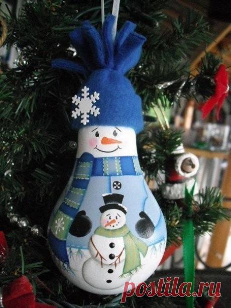 Игрушки из старых лампочек на елку.