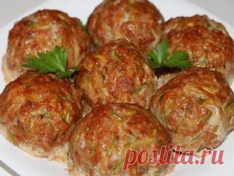 Ай-да вкуснятина!!! Греческие тефтели с кабачками. Попробуй и убедись! Просто потрясающий рецепт ! Возьмите себе на заметку!
Греческие тефтели с кабачками «Кефтедес» средиземноморские тефтели из мясного фарша с овощами, которые подают как в горячем, так и в холодном виде с соусом «Цацики». В оригинале их жарят, но мне больше нравятся в запеченном виде.
Ингредиенты:
600 г мясного фарша
2-3 молодых кабачка
2 яйца
1 луковица
3-4 зубчика чеснока
2 столовые ложки томатной пасты
3 столовые ложки молот