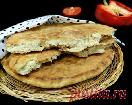 Быстро, вкусно, бюджетно и очень просто

Лепешка простая к обеду.

Мы дома обычно готовим эти лепешки вместо хлеба. Хотя для нас это давно уже тот же хлеб. Готовится очень легко. Часто по утрам спасает, если дома закончился хлеб, а магазины еще закрыты. Особенно люблю его горячим со сливочным маслом или со сметаной с творогом.

Ингредиенты
Кефир (Обязательно теплый) — 500 мл
Соль — 1 ч. л.
Сахар — 1 ч. л.
Сода (Не гасить) — 1 ч. л.
Мука пшеничная — 600 г

Приготовление
Так...