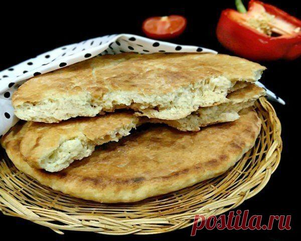 Быстро, вкусно, бюджетно и очень просто

Лепешка простая к обеду.

Мы дома обычно готовим эти лепешки вместо хлеба. Хотя для нас это давно уже тот же хлеб. Готовится очень легко. Часто по утрам спасает, если дома закончился хлеб, а магазины еще закрыты. Особенно люблю его горячим со сливочным маслом или со сметаной с творогом.

Ингредиенты
Кефир (Обязательно теплый) — 500 мл
Соль — 1 ч. л.
Сахар — 1 ч. л.
Сода (Не гасить) — 1 ч. л.
Мука пшеничная — 600 г

Приготовление
Так...