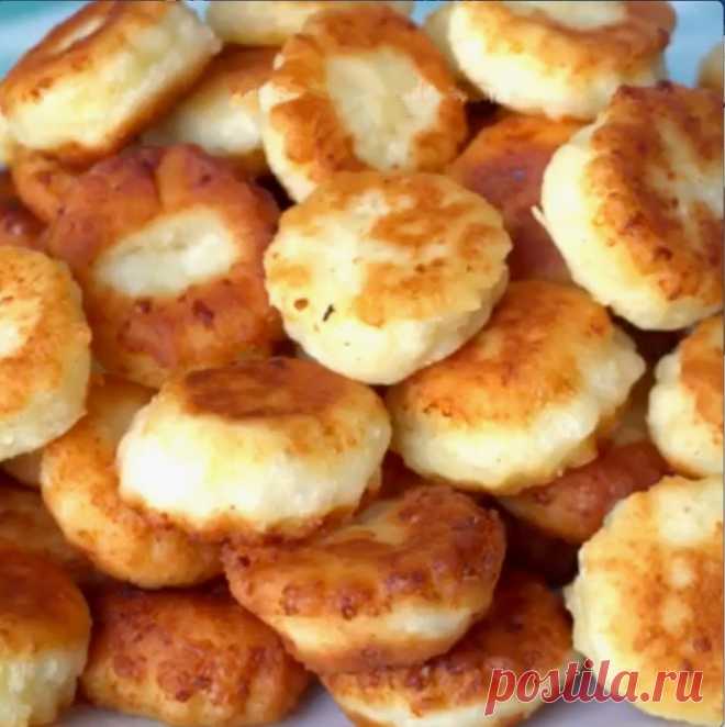 ТВОРОЖНЫЕ БАУРСАКИ

Всю неделю своим делаю. Бесподобный вкус!
Больше не вернусь к оладушкам! 🏻

Баурсаки можно готовить по-разному: на дрожжах, с творогом или без него. Это простая домашняя выпечка, которую можно подавать с чем угодно. Для приготовления баурсаков из творога я брала творог не рассыпчатый, а брикетиками, он лучше подходит для теста. 

Ингредиенты и способ приготовления смотрите на нашем сайте http://quhn.ru/recipes/90601/tvorozhnye-baursaki.html?t=0930