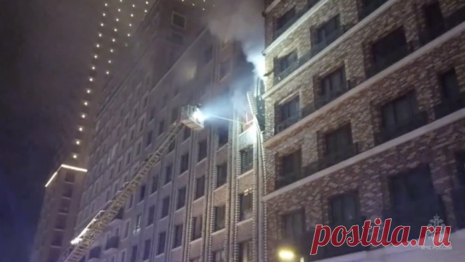 Момент взрыва газового баллона в ЖК "Селигер Сити" в Москве попал на видео. Telegram-канал Mash опубликовал видео, на котором видно, как в квартире здания ЖК "Селигер Сити" в Москве взрывается газовый баллон и вылетает на улицу. Очевидцы рассказали, что от летящего баллона смог увернуться человек, ...