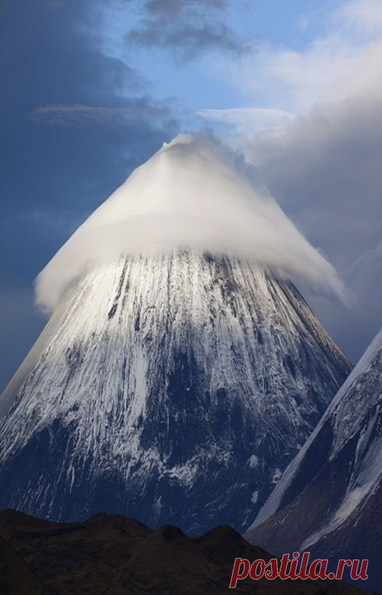 Klyuchevskaya Sopka Mountains in Russia. Lenticular Cloud over the Mountain is a stratovolcano, the highest active volcano of Eu | автомобили