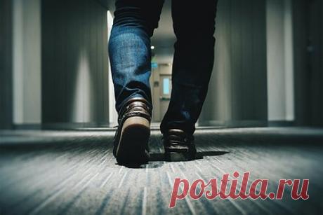 Врачи назвали неподходящую обувь для зимы. Ортопеды Маурисио Гарсия и Кэмерон Беннет назвали неподходящую обувь для зимы. В первую очередь врачи обратили внимание на лоферы, кеды и беговые кроссовки. В первом и втором случае данные модели имеют очень тонкую подошву, что приводит к обморожению конечностей. Кроме того, медики выделили беговые кроссовки.