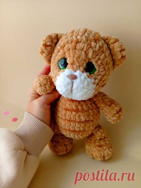 PDF Тигрёнок крючком. FREE crochet pattern; Аmigurumi toy patterns. Амигуруми схемы и описания на русском. Вязаные игрушки и поделки своими руками #amimore - плюшевый тигр, тигрёнок из плюшевой пряжи, тигрята, котик, кот, кошечка, кошка, котенок.