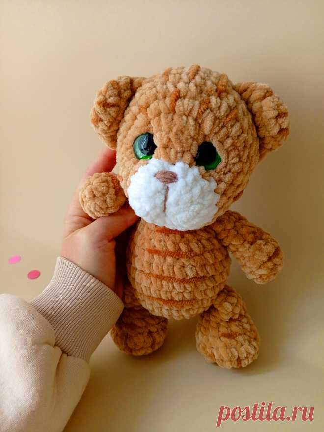 PDF Тигрёнок крючком. FREE crochet pattern; Аmigurumi toy patterns. Амигуруми схемы и описания на русском. Вязаные игрушки и поделки своими руками #amimore - плюшевый тигр, тигрёнок из плюшевой пряжи, тигрята, котик, кот, кошечка, кошка, котенок.