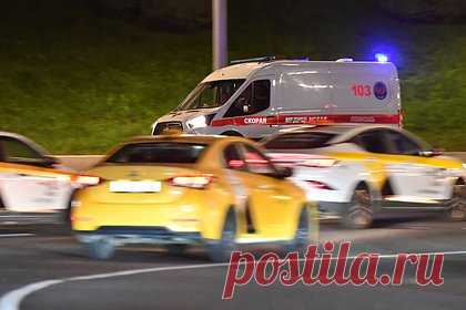 В Петербурге детское такси разбилось о подземный переход. В Санкт-Петербурге детское такси разбилось о переход у станции метро «Лиговский проспект». О ДТП сообщила «Фонтанка» в четверг, 12 октября. До этого транспортное средство столкнулось с иномаркой. Водителя с различными травмами увезли в больницу, остальные пассажиры от помощи медиков отказались.