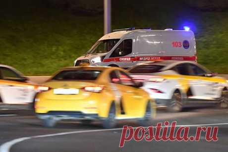 В Петербурге детское такси разбилось о подземный переход. В Санкт-Петербурге детское такси разбилось о переход у станции метро «Лиговский проспект». О ДТП сообщила «Фонтанка» в четверг, 12 октября. До этого транспортное средство столкнулось с иномаркой. Водителя с различными травмами увезли в больницу, остальные пассажиры от помощи медиков отказались.