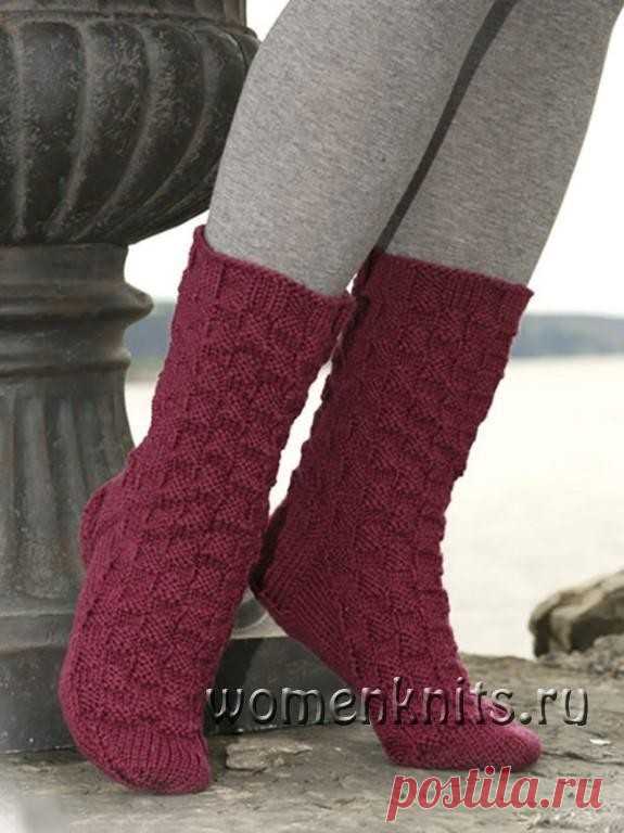 Носки спицами шахматным узором
Описание: http://womanknits.ru/vyazanie-dlya-zhenshchin/noski-tapochki/noski-spicami-shakhmatnym-uzorom