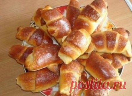 Очень простой рецепт рогаликов.
Тесто получается сдобным и, что самое главное, не надо ждать пока оно подойдёт, сразу же после замеса можно начинать заниматься выпечкой. Очень легко и быстро.
Ингредиенты:
1 пачка (200 г.) масла
3 стакана муки
2 яйца
1/2 стакана сахара
10 гр. сухих дрожжей
джем или варенье, повидло на ваш вкус.
Муку просеять в миску для насыщения ее воздухом. Так рогалики получатся пышными. Всыпьте сухие дрожжи в муку и перемешайте. На крупной терке потереть масло прямо в миск