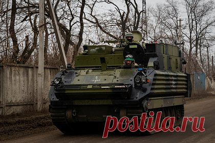 Российские военные уничтожили американский бронетранспортер ВСУ. Российские военные уничтожили американский бронетранспортер M113 Вооруженных сил Украины с личным поставом. Начальник пресс-центра группировки «Запад» Сергей Зыбинский уточнил, что западная техника была уничтожена огнем самоходной артиллерийской установки 2С19 «Мста-С».