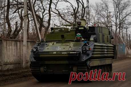 Российские военные уничтожили американский бронетранспортер ВСУ. Российские военные уничтожили американский бронетранспортер M113 Вооруженных сил Украины с личным поставом. Начальник пресс-центра группировки «Запад» Сергей Зыбинский уточнил, что западная техника была уничтожена огнем самоходной артиллерийской установки 2С19 «Мста-С».